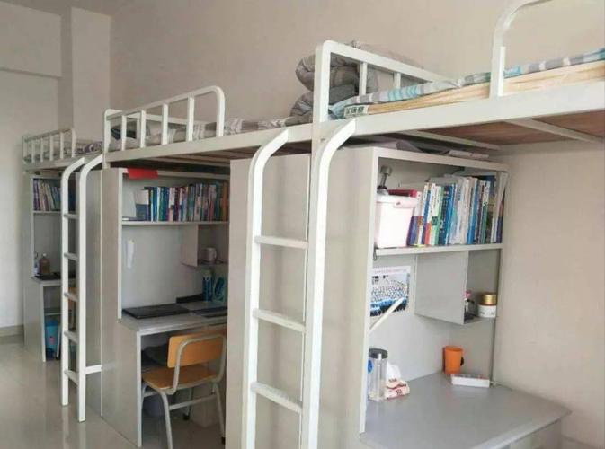 6人一间的标准间,上床下桌,整齐规整,从照片上看,工大的宿舍甚得小编