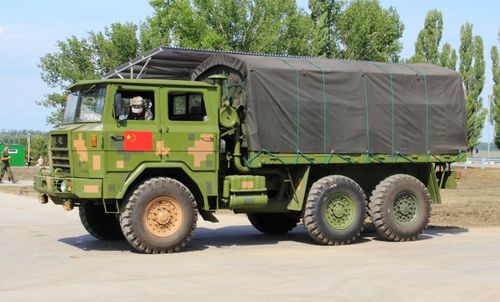 解放军炮兵部队中的法国军用卡车戴高乐卡车