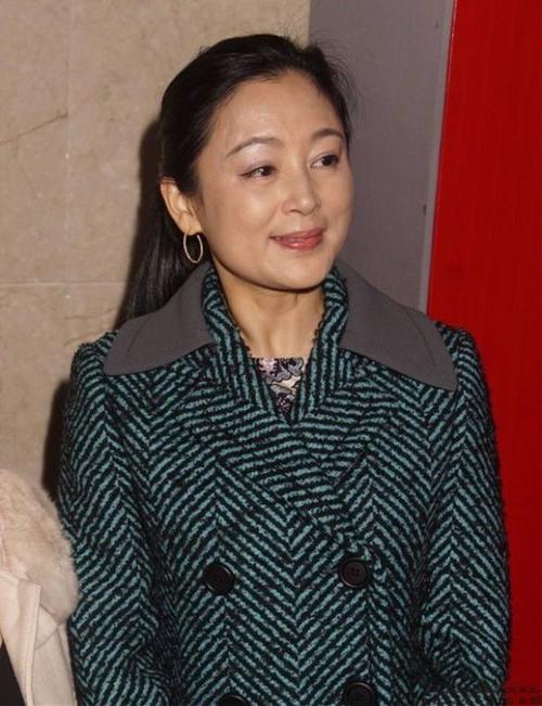 在影院看到陈红真实的老人样子,眼纹多发腮明显,是老阿姨了!