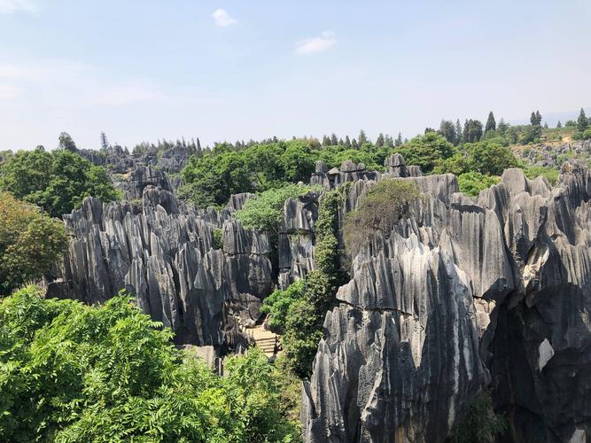望峰亭上俯瞰石林