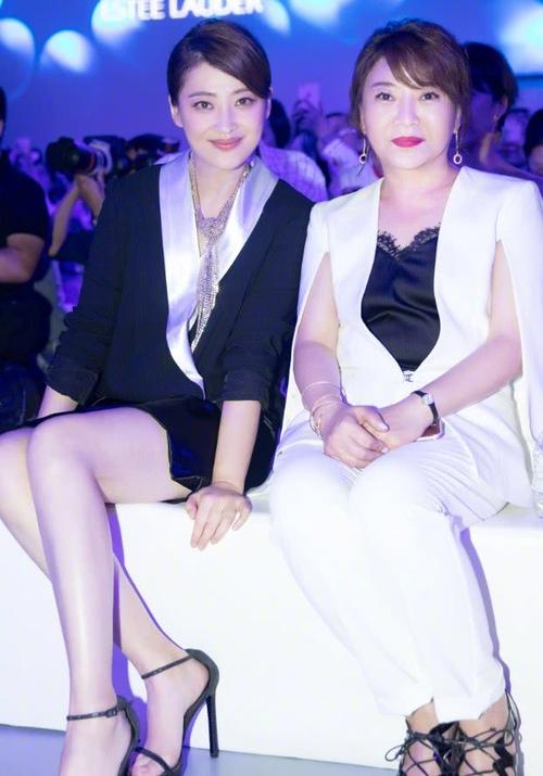 梅婷穿一条像睡衣的裙子,还一身珠光宝气,瘦真的可以显气质!