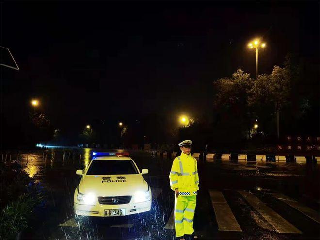 廊坊交警雨中执勤成为一道亮丽警色