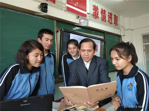 (陈俊江老师在指导学生写作文)