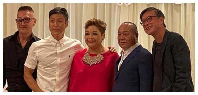 香港艺人吴志雄嫁女儿新娘戴12个金手镯婚礼现场明星多