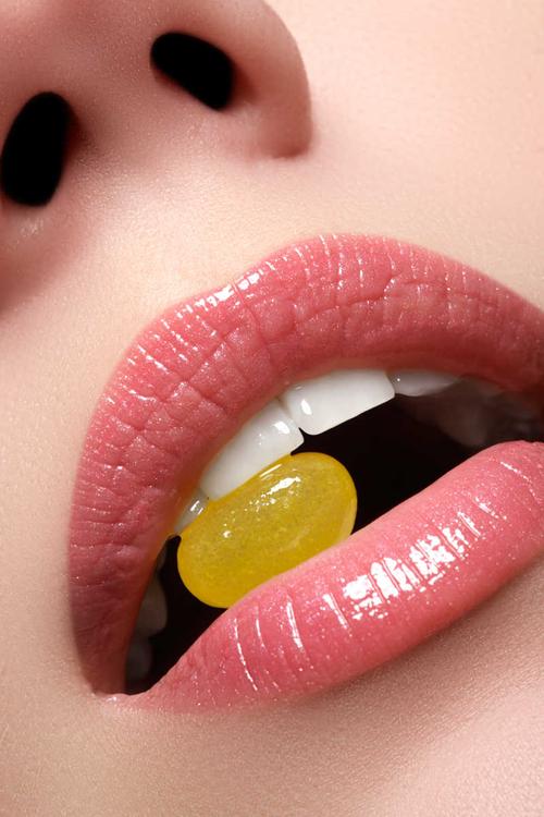 涂了珠光粉色咬了颗糖的嘴唇