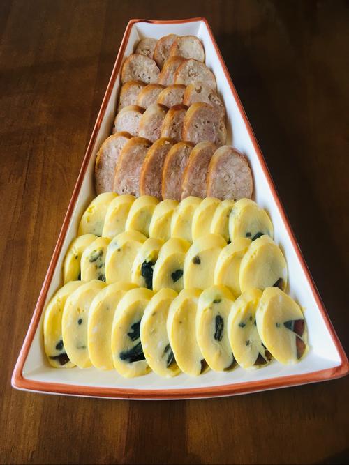 肉肠和鸡蛋肠拼盘!