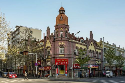 拍完照可去附近的中山路逛一逛,在这条百年历史的老街里,感受青岛记忆