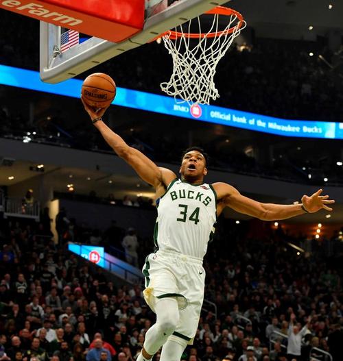 全能表现!字母哥全场砍下18分19篮板9助攻2抢断2盖帽