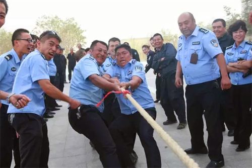 新疆监狱系统各族民警职工喜迎国庆节