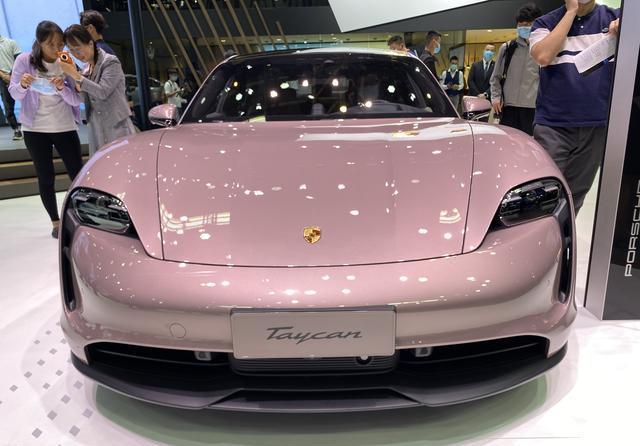 俘获少女心保时捷taycan冰莓粉还是个入门版