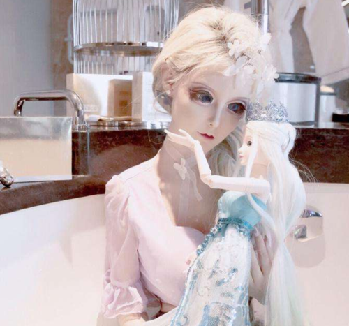 芭比娃娃迪丽拉被限制饮食吃碗清汤都算奢侈嘴巴塞不进去