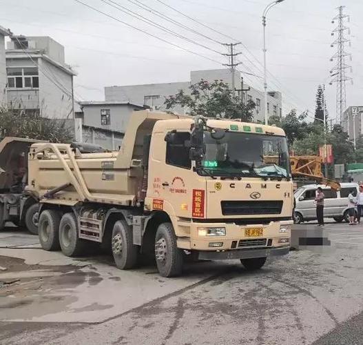 泥头车右转撞上逆行超标电动车!谁之过?