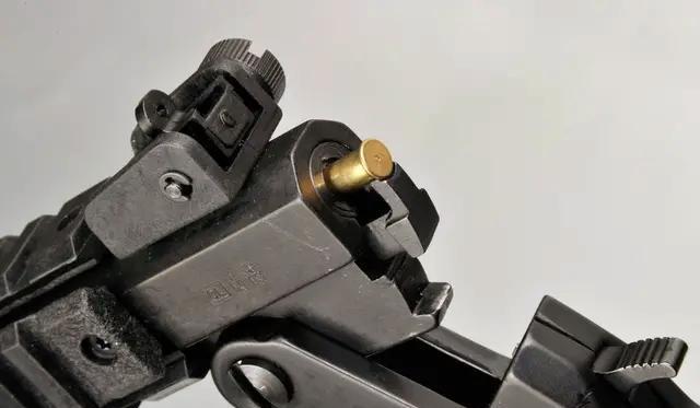 该枪射程不远 威力也不大 却以轻重量和易携带成为野外生存名枪