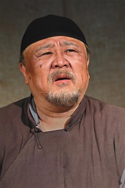 梁冠华饰王利发