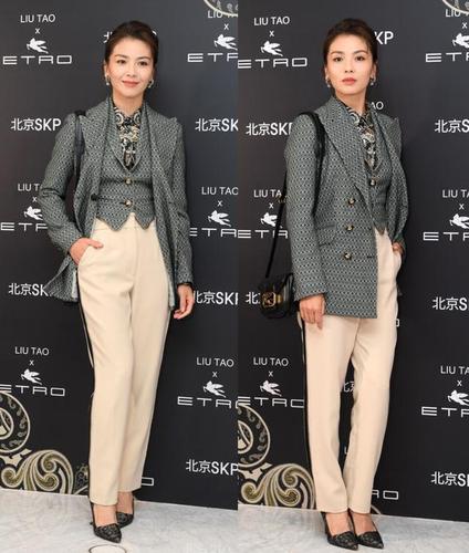 刘涛40多岁穿了身超成熟的服装,却意外显嫩,气场强大帅呆了!