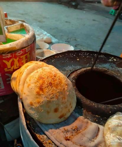 商丘最火爆的"烧饼",一元一个,一天卖三袋面,出摊就排队!
