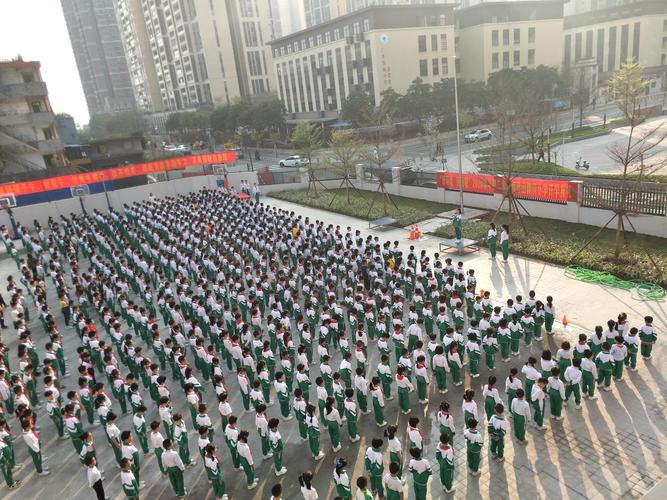 鹤洞小学的孩子们热情洋溢,朝气蓬勃地进入广钢新城临时校区,在"新"的
