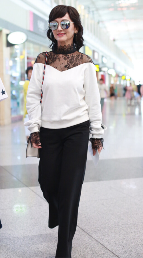 赵雅芝的优雅感肉眼能看见,衣服还要拼点蕾丝一起穿,高级感十足