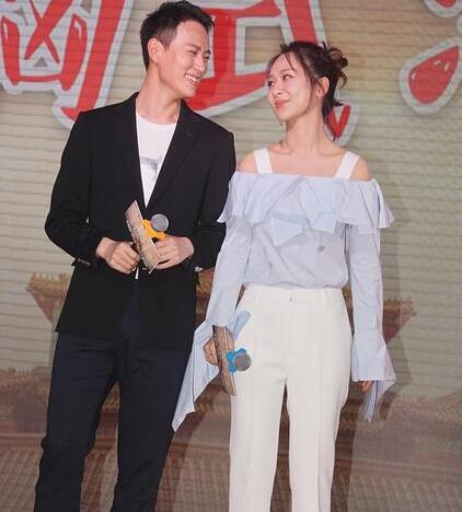 杨紫与秦俊杰公开恋情后首同台 两人的眼神一个字形容!