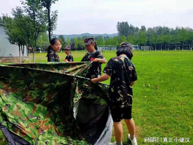 夏令营哪个机构好济南小硬汉军事夏令营您了解下把