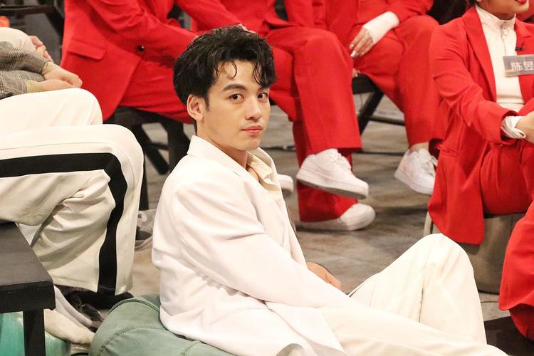 【搬运更新】 刘迦粉色西装!这次是写真图!这复古.