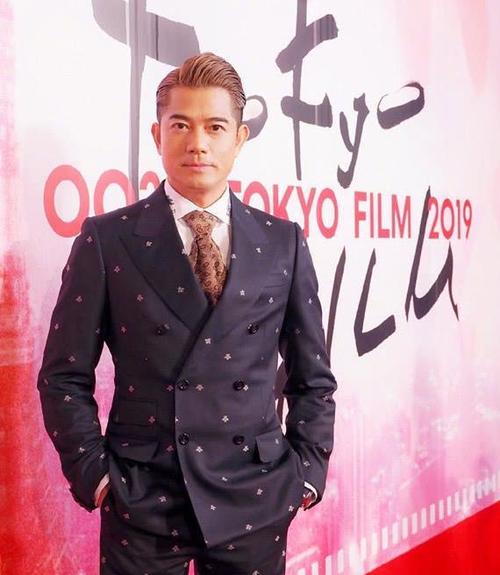 郭富城现身,不仅梳成大背头还染了新发色,帅回年轻的