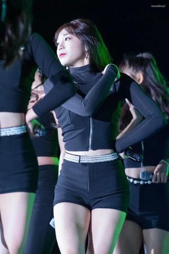 被队友嘲身材像卡戴珊!但谁能不爱这份性感?_郑恩地