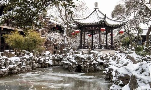 "春景艳冶而如笑,夏山苍翠而如滴,秋山明净而如妆,冬景惨淡而如睡"