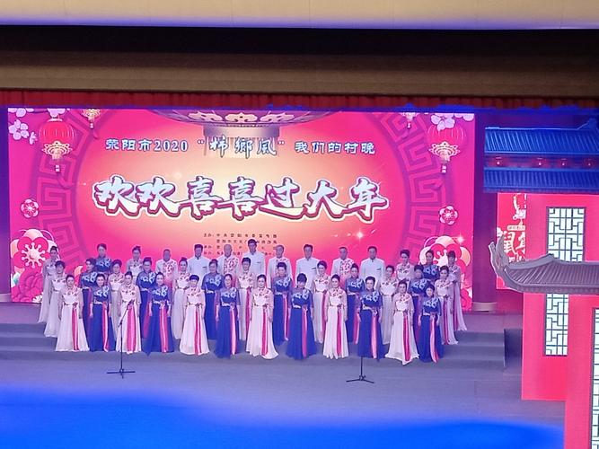 合唱"看山看水看中国".这里边我们的队员要占三分之一啊.