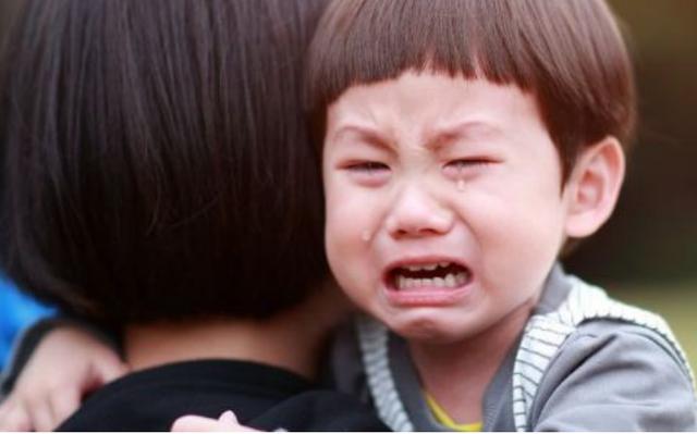 动不动就哭的孩子与忍着不哭的宝宝两者长大后有何区别