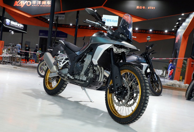 车重180公斤搭水冷双缸800ml发动机凯越全新adv实车亮相