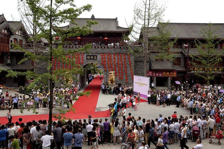 野哥记录——5月16日下午,世界超模群游高坪铺古镇,场面十分热闹_广汉