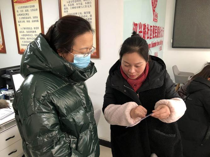 汉兴路社区工作人员到杨国星牛肉面调解下水问题.