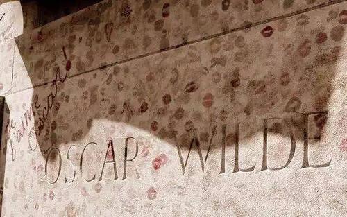 王尔德的墓碑上满是口红印