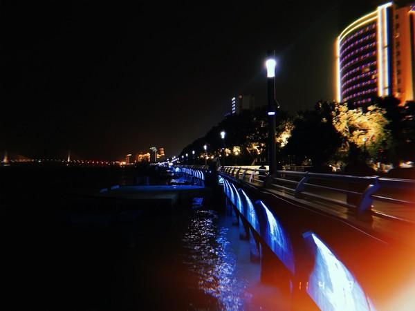 蘸醋还可以一些  饭后去观海长廊消食吹风  看了看夜景挺不错  然后