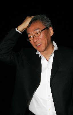 杨德昌获亚洲电影人奖 遗孀彭铠立携子代领该奖