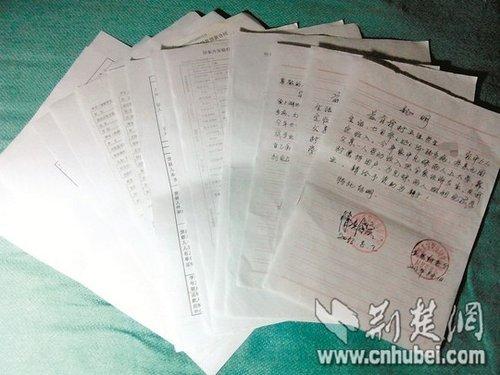 生申请助学贷款的日子,昨日,一名学生向记者反映,助学贷款需要证明