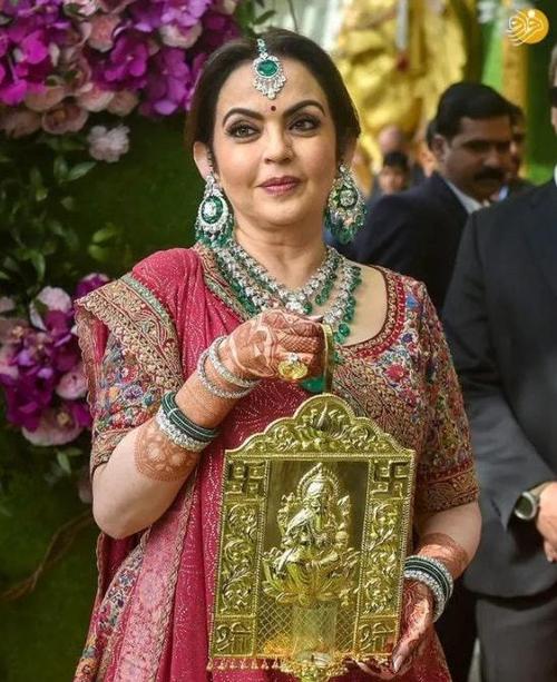 印度最好命富婆婆罗门出身跑车镶3万颗钻石戴祖母绿鼻环