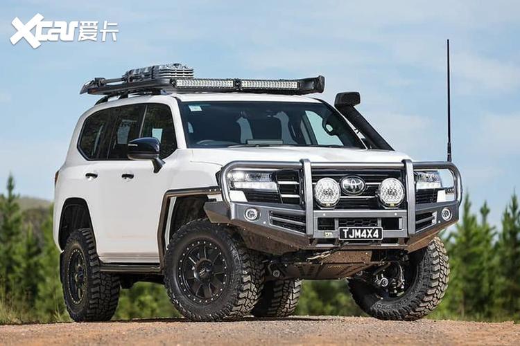 全新丰田兰德酷路泽4x4 tjm改装版曝光,外观非常的粗犷