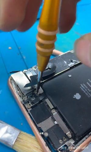 二,马上动手拧开螺丝拆下主板