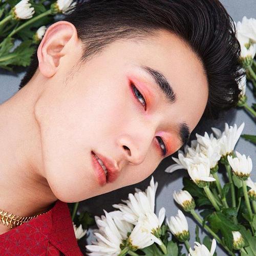 化妆是女人的专利?马来西亚的美妆男博主,温柔的妆容媲美女性