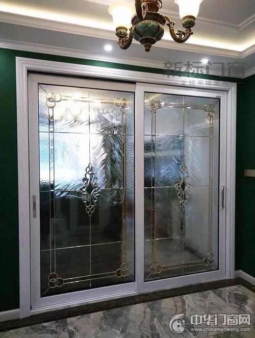 新标白色推拉门装修实景图