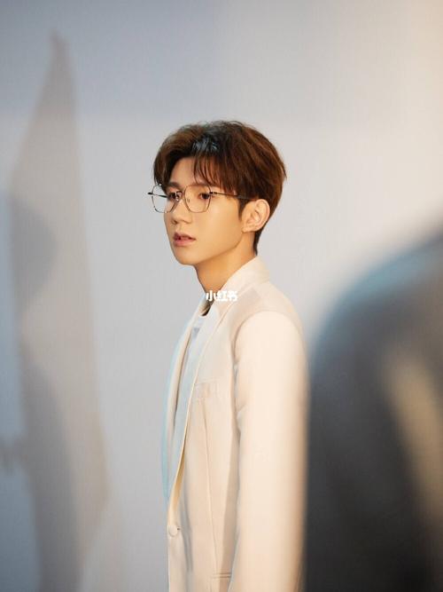 源哥戴眼镜都抵挡不住魅力_眼镜_王源_王源值得_潮流