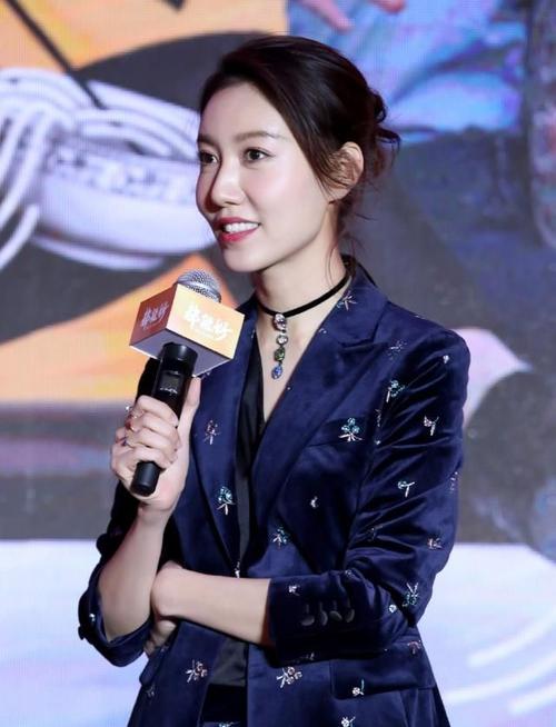 《知否》中饰演林小娘,今穿深蓝色刺绣西装