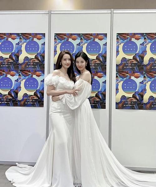 二代女团少女时代再聚首林允儿徐贤美女贴贴和模特一比太low