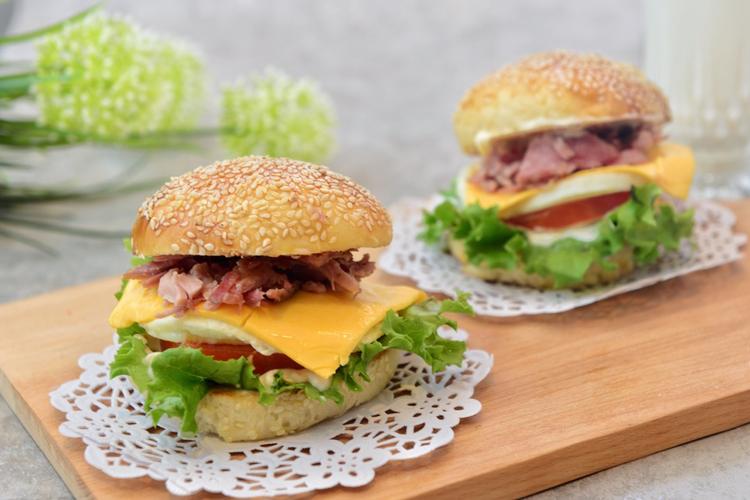 猪柳蛋汉堡的做法