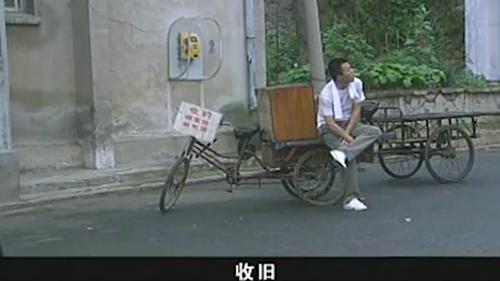 哥哥瞧不起弟弟收破烂让他别干了谁知弟弟竟比他还有钱