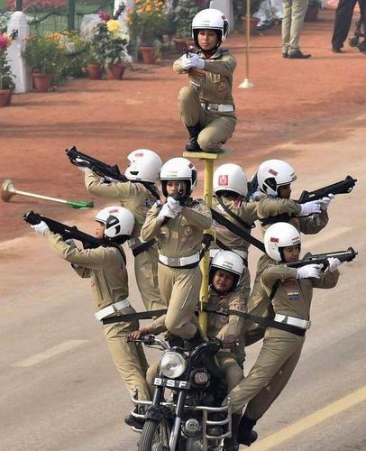 摩托车大撒把叠罗汉,印度阅兵为何爱摩托车表演?有三个原因