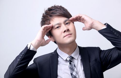 扩展资料: 《今夜的你又在和谁约会》是网络流行歌曲,内地男歌手,暴林