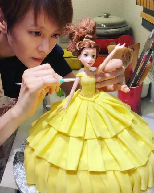 梁咏琪亲手为混血女儿做生日蛋糕 3岁sofia超可爱